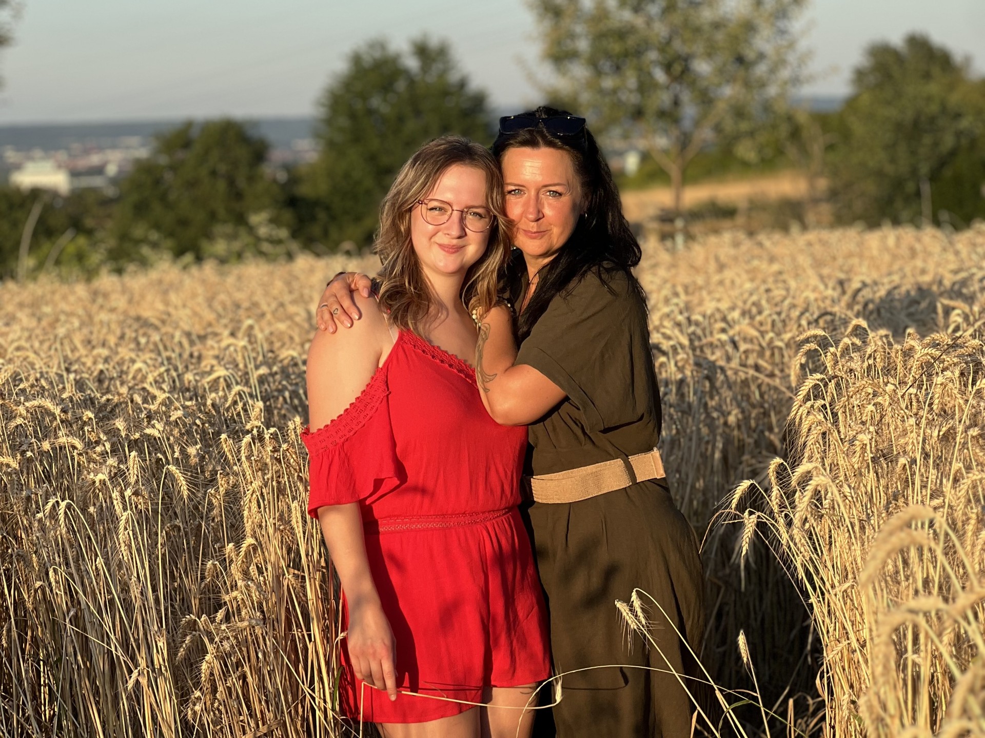 Diana und Jenny draußen in der Natur