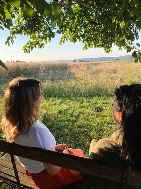 Diana und Jenny gemeinsam draußen in warmer Abendsonne