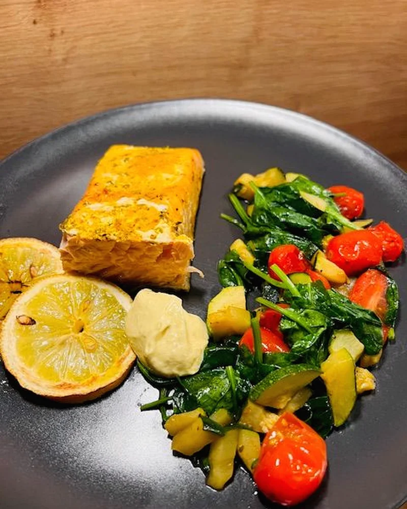 Bunter Teller mit Lachs und frischem Gemüse