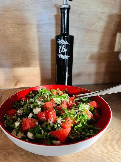 Frischer Salat mit Wassermelone und Gemüse als Ernährungsbeispiel