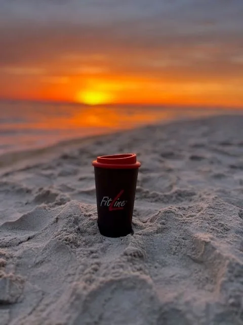 Ein ruhiger Moment am Wasser als Sinnbild für mehr Achtsamkeit